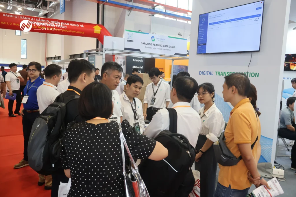 Visitors exploring New Ocean Group, DxFACTORY, and AIQuinta technology solutions at VIMF 2026.